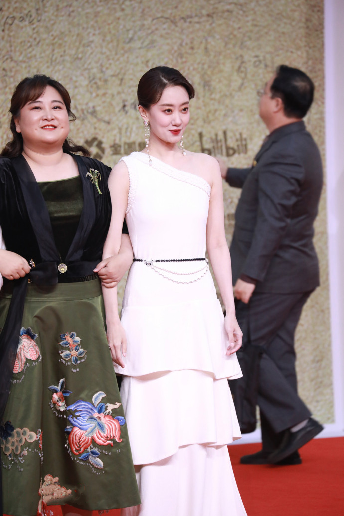 王丽坤|金鸡奖红毯亮点多：关晓彤王丽坤礼服撞色，李宇春罕见穿开叉裙