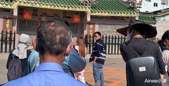 穿衣搭配|谢霆锋真是中年型男，印花毛衣配“乞丐裤”，看脸真不显老