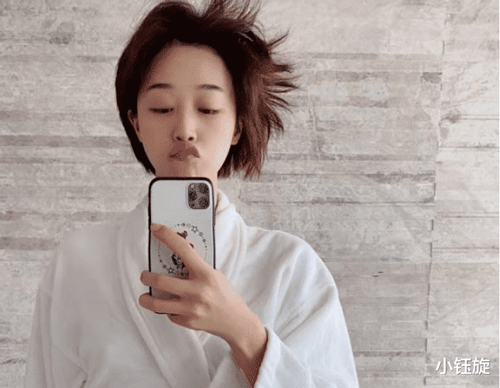 蓝盈莹|蓝盈莹在浴室玩自拍，手捂领口引起热议，被指打擦边球