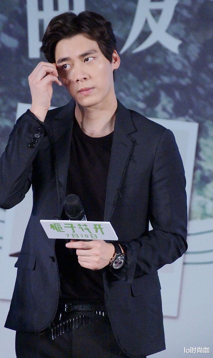 姚策|李易峰穿渐变西装气质十足，满满的贵公子气场，身材比例不输模特