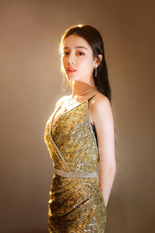 迪丽热巴|29岁迪丽热巴为何频繁以大胆着装示人？是资源的枯竭还是淡出？