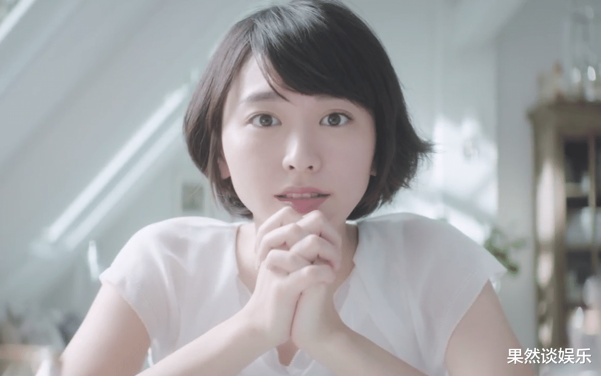 新垣结衣|新垣结衣到底有什么魅力,如此受宅男欢迎 ,还被一群人追着喊老婆