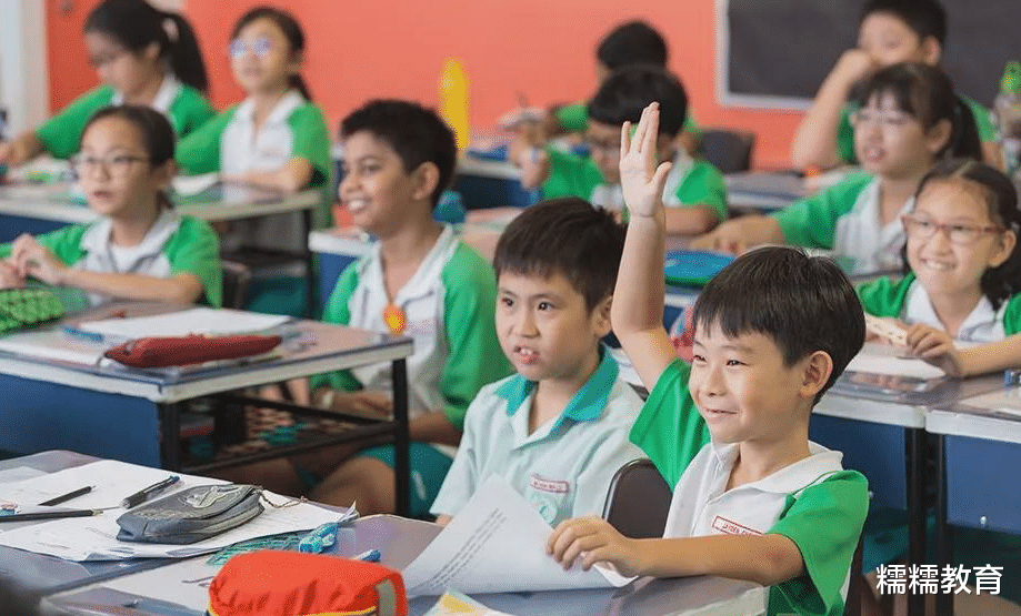 |高颜值的小学生被老师拍照，年纪小也难掩帅气，天生就是男主角