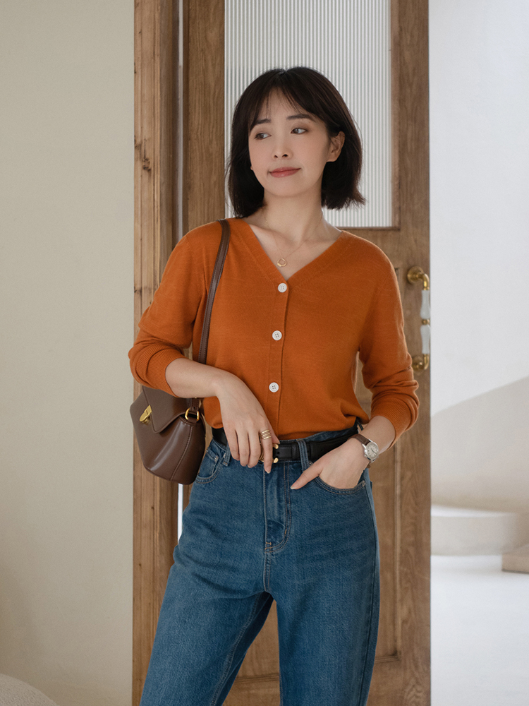 何有强|30+女性这样穿更有魅力！“针织开衫+牛仔裤”，复古优雅又减龄