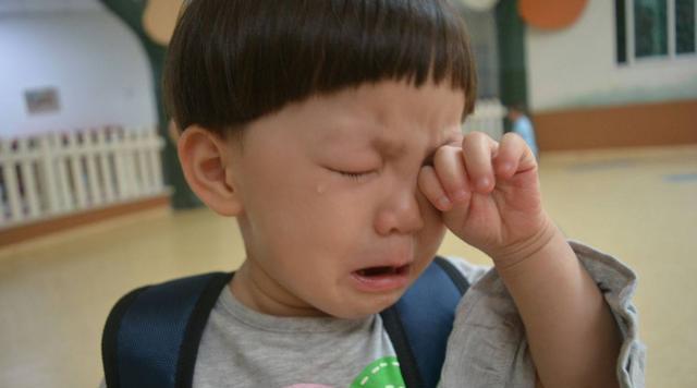 小雪妈妈育儿|孩子哭闹不想上幼儿园，是妥协带回家？还是狠心让老师带走？