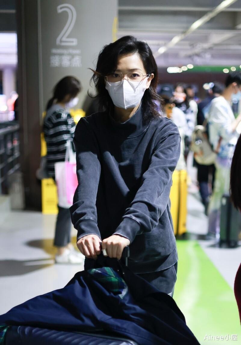 Ainee小屋 万茜咋有点“油”了，穿深蓝色运动套装挺休闲，但发型一言难尽