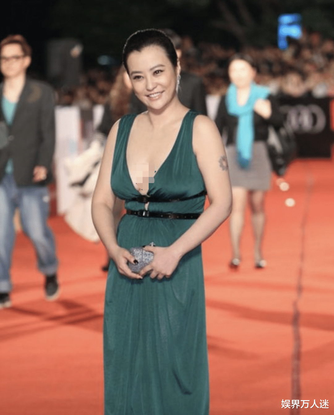 袁立|女星越老红毯越爱露？袁立穿透视衣真空上，宁静现场脱外套很经典