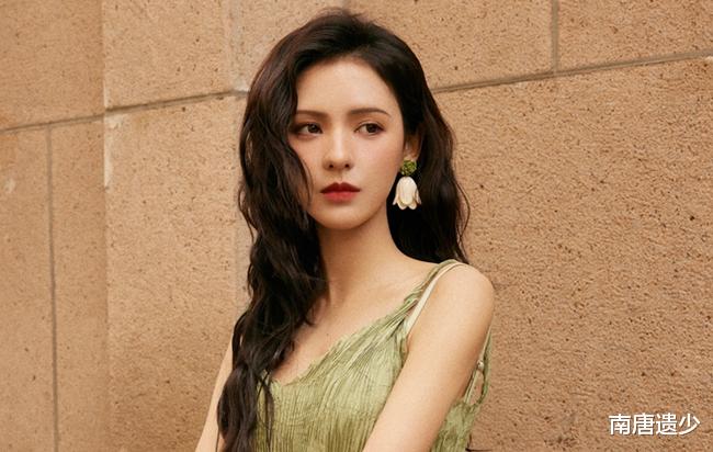 杨紫|杨紫离开欢瑞“一姐”位置空缺，八位小花争上位，矮子里面拔高个