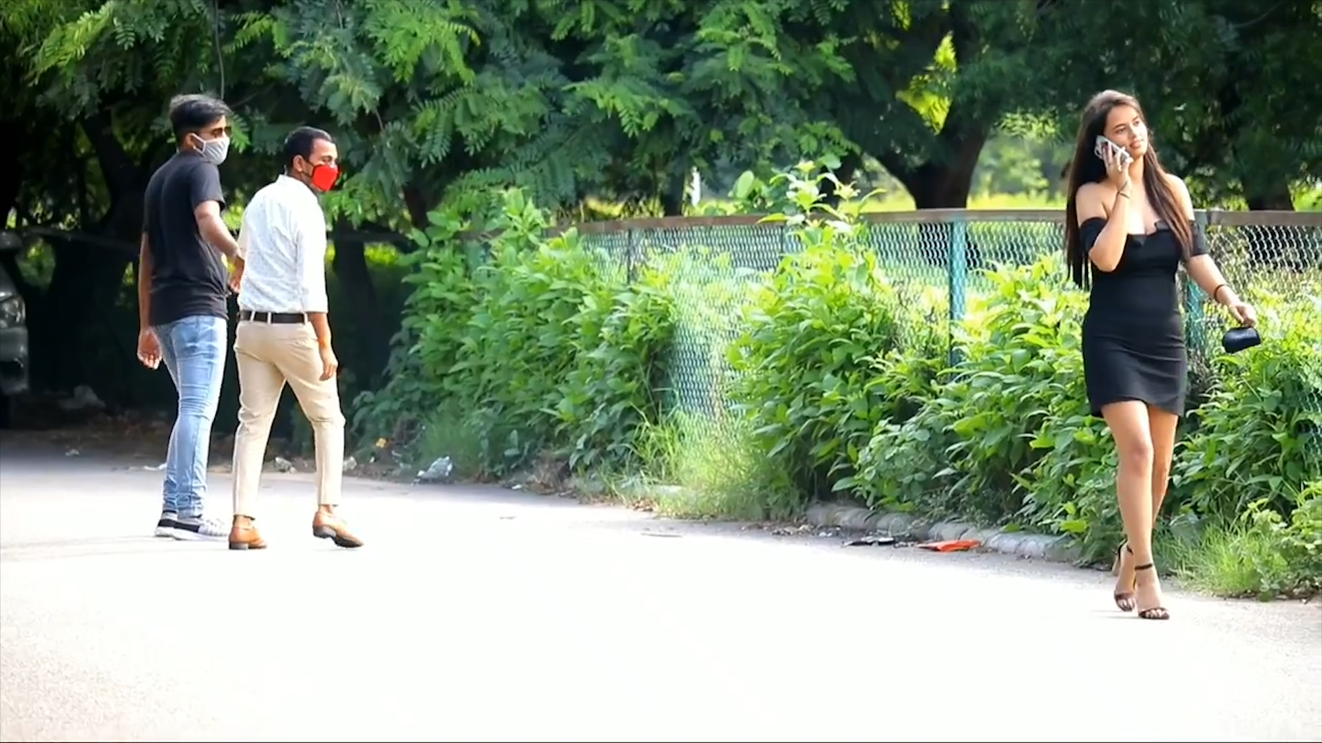 印度火辣美女行走街头，看看男人们的反应，第5位小哥太逗了