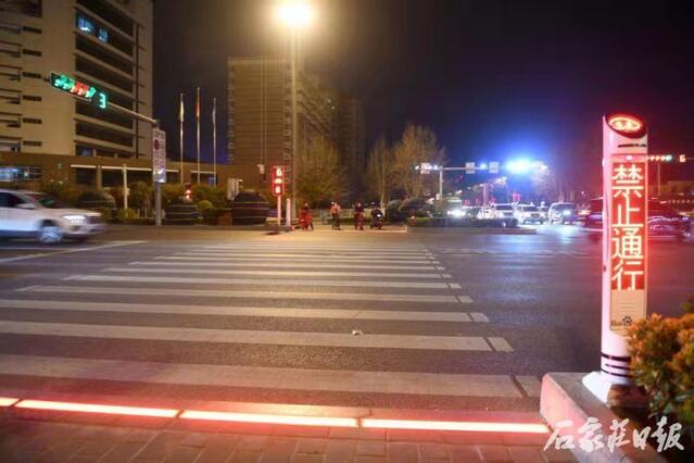 石家庄日报客户端 保定一路口安装黑科技：停车线可发红绿光，雷达能劝阻行人闯红灯
