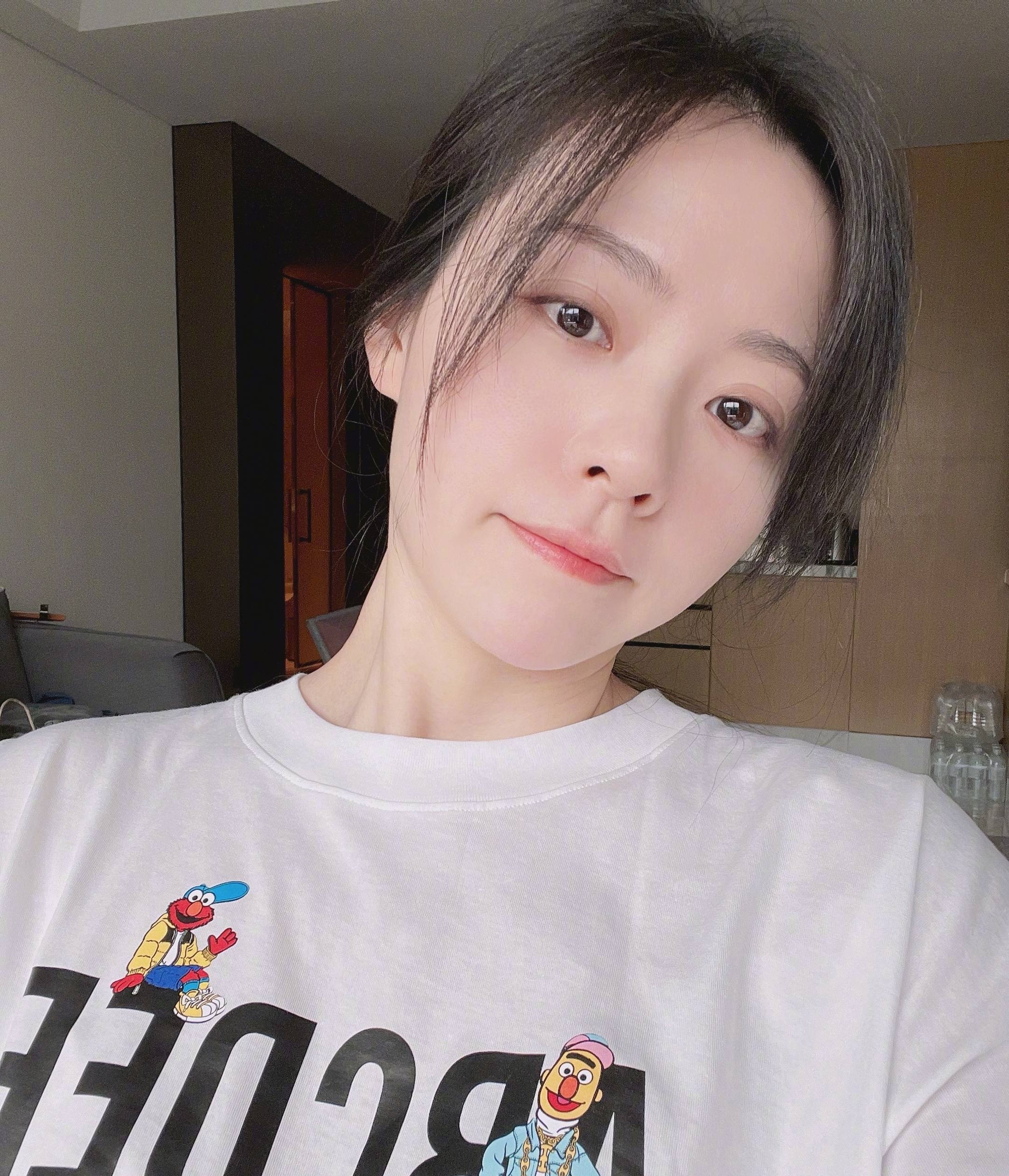 王菲|张靓颖玩堆雪人，小脸冻得通红，疑似男友声音出镜，还对着镜头竖起大拇指