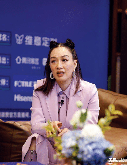 天果时代|钟丽缇真能搞花样,穿西装扎哪吒头,真把自己当少女