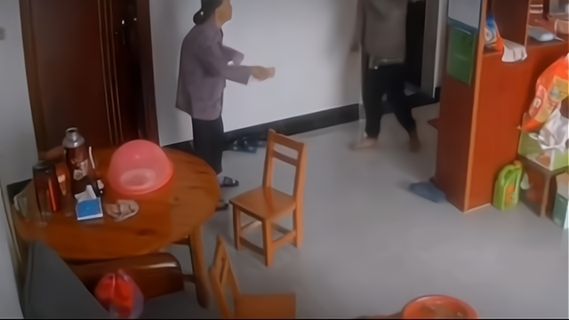 陌生男子闯入家中掐老太太脖子,还把她推进房间,老太太坐地上哭