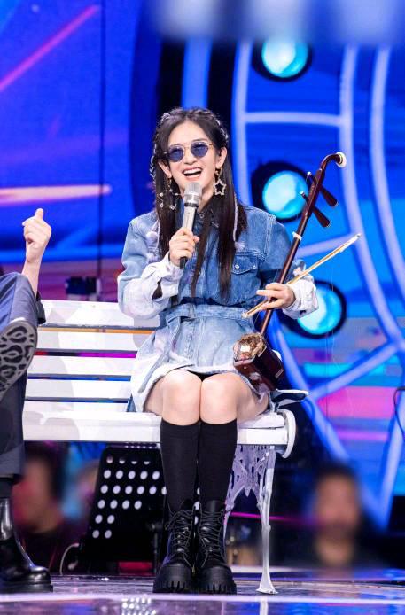 郑爽|谢娜快本模仿田震太搞笑，一身黑色长裙优雅大气，中分长发超减龄