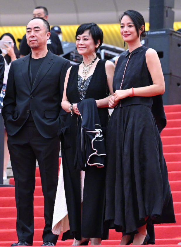 美人哒|周韵真给姜文长脸，一袭无袖套裙走红毯，穿出满满的格调与高级感