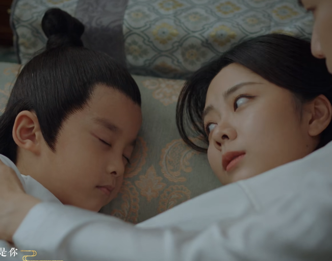 锦心似玉|《锦心似玉》十一娘哄谆哥睡觉，侯爷吃醋和儿子争宠！吻戏太甜了