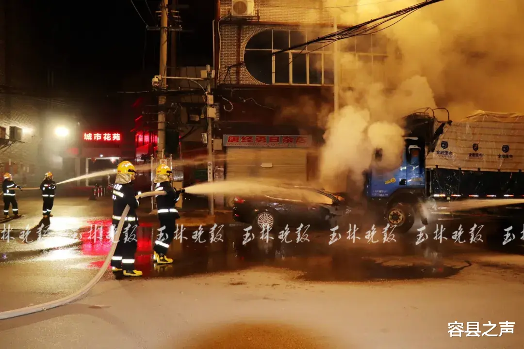 容县之声 火光冲天！逆行小车撞上路边货车起火燃烧，驾驶员却逃了