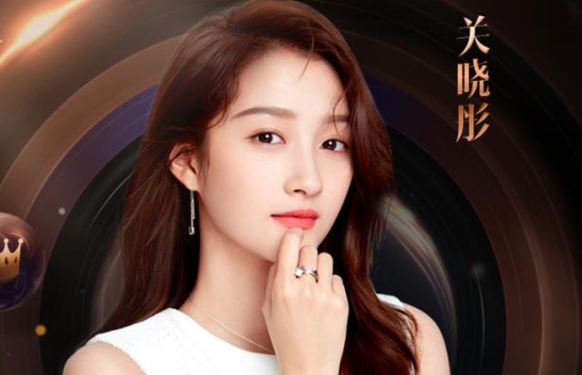 金瀚|关晓彤公开秀恩爱，主动晒男友送的礼物，看清后：是我没见过世面