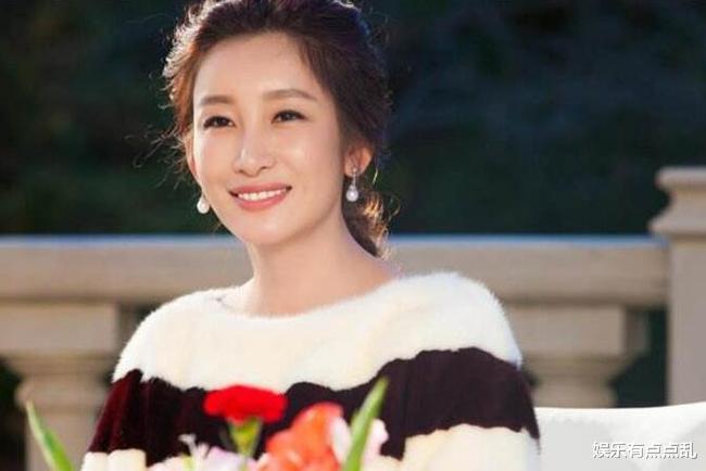 周迅|秦海璐唐艺昕机场偶遇周迅, 脱口就喊刘小敏, 周迅的反应超搞笑