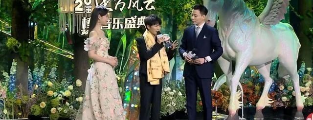 周深|随着周深拿下东方风云榜三项大奖，他已成为好声音成就最高的学员
