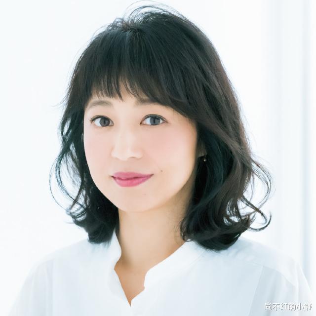 豆腐|40+岁的女人，发型尽量以短为主，试试这几种妈妈卷，洋气又减龄