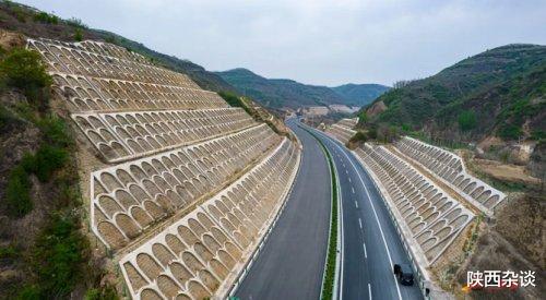 陕西杂谈 延黄高速路面全幅贯通进入通车倒计时 6月30日正式开始运营
