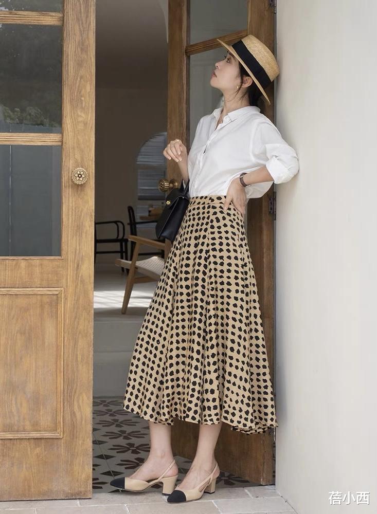 蓓小西 40岁女人多穿“纯色上衣”，记住这3个搭配思路，气质远胜同龄人