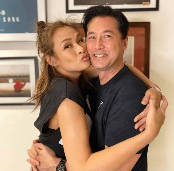 王敏德|56岁王敏德宣布大女儿将与女朋友结婚，不介意两人一起怀孕！