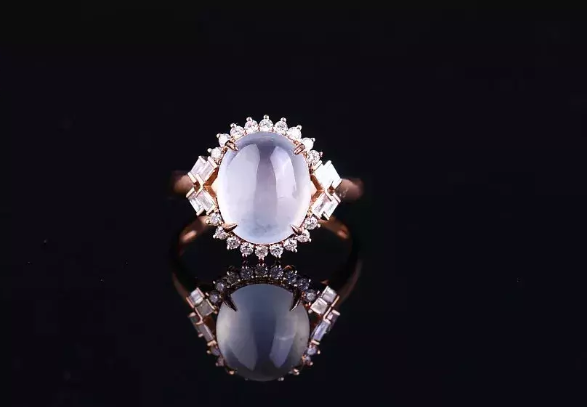 翡翠手镯|姜文夫人周韵戴翡翠手镯美得惊人，为啥她的翡翠没颜色？