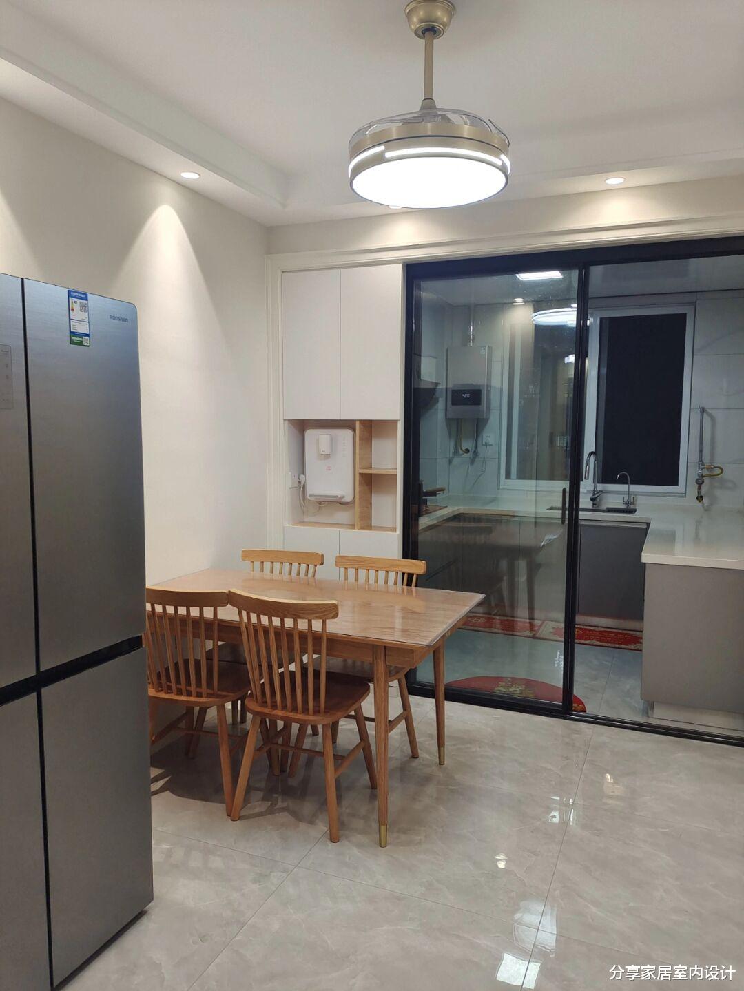 她家复式楼，面积不大却很舒适，全屋家具进场打扫干净分享一下！