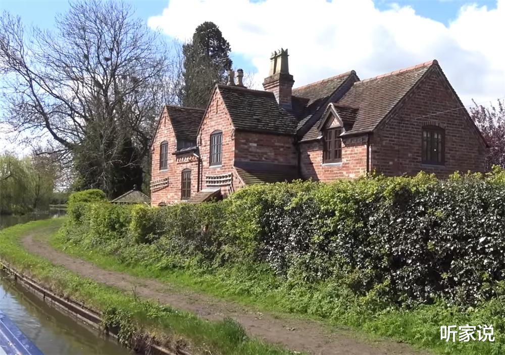 |52岁的他放弃一切，住进33㎡“房船”中漂泊流浪，一晃已生活5年