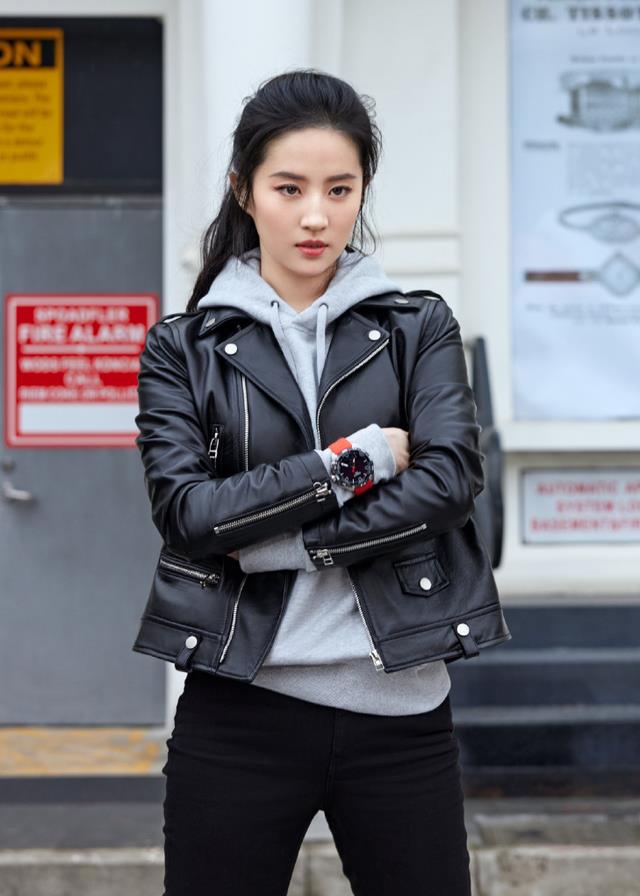 刘亦菲|刘亦菲近照瘦太多！穿皮衣长腿似有一米二，直接躺车上秀8千名表