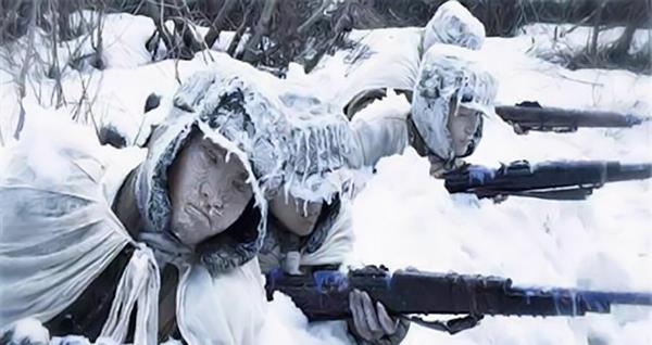 钟嘉欣|差别真大！都是看《长津湖》，有人给“冰雕连”献花，有人却举报