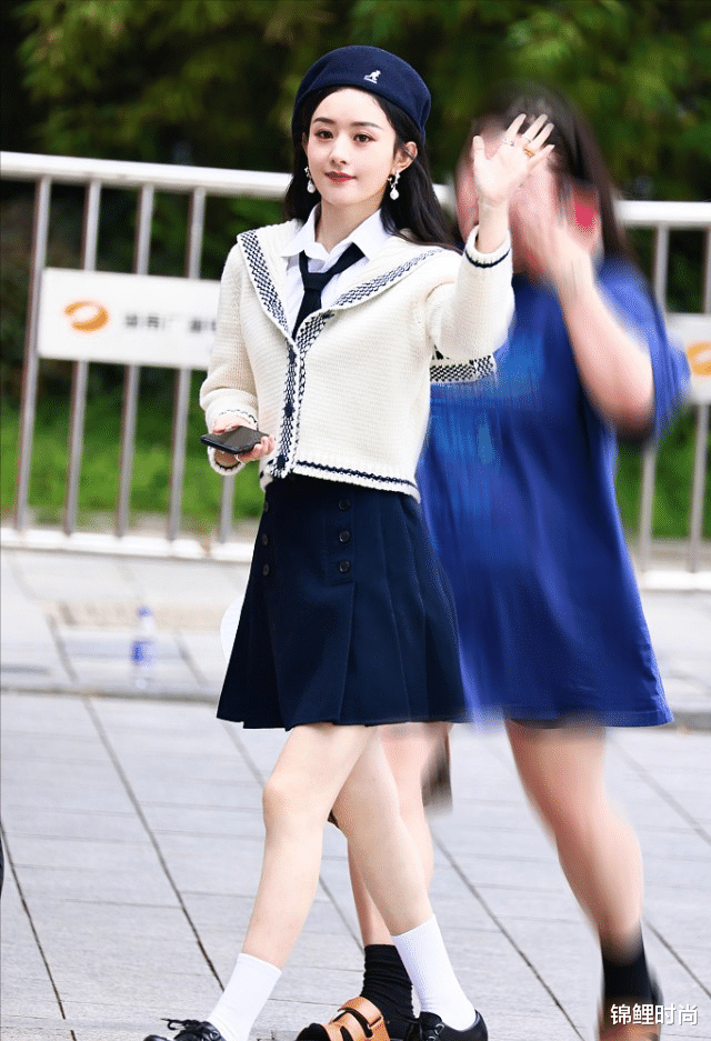 穿衣搭配|白鹿徐璐穿水手服上热搜，不同搭配各显韵味，却败给当妈的赵丽颖