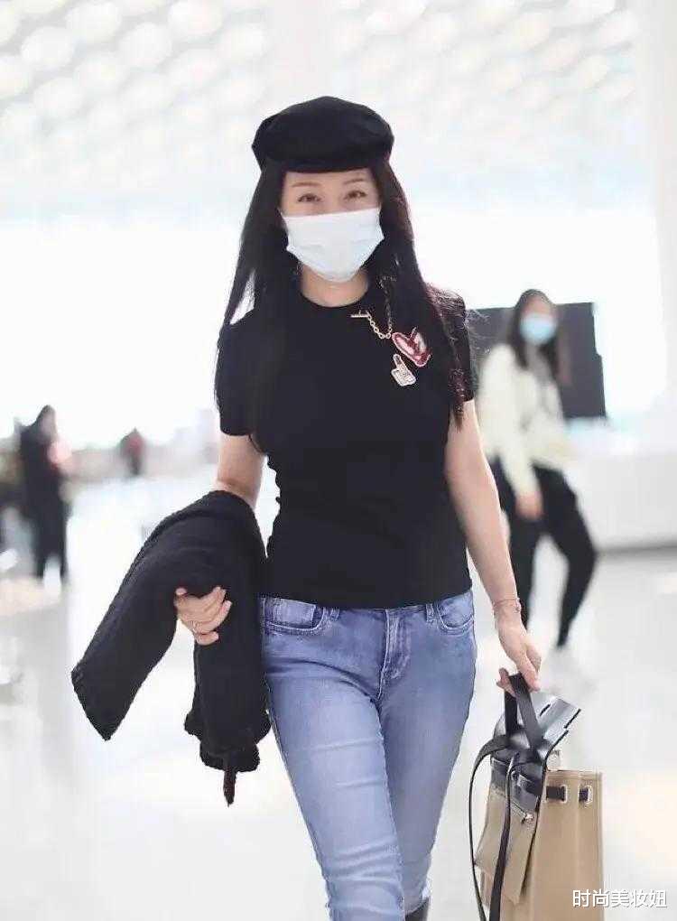 时尚美妆妞 杨钰莹虽个子小但会穿,牛仔裤配骑士靴超洋气,哪像71年的人