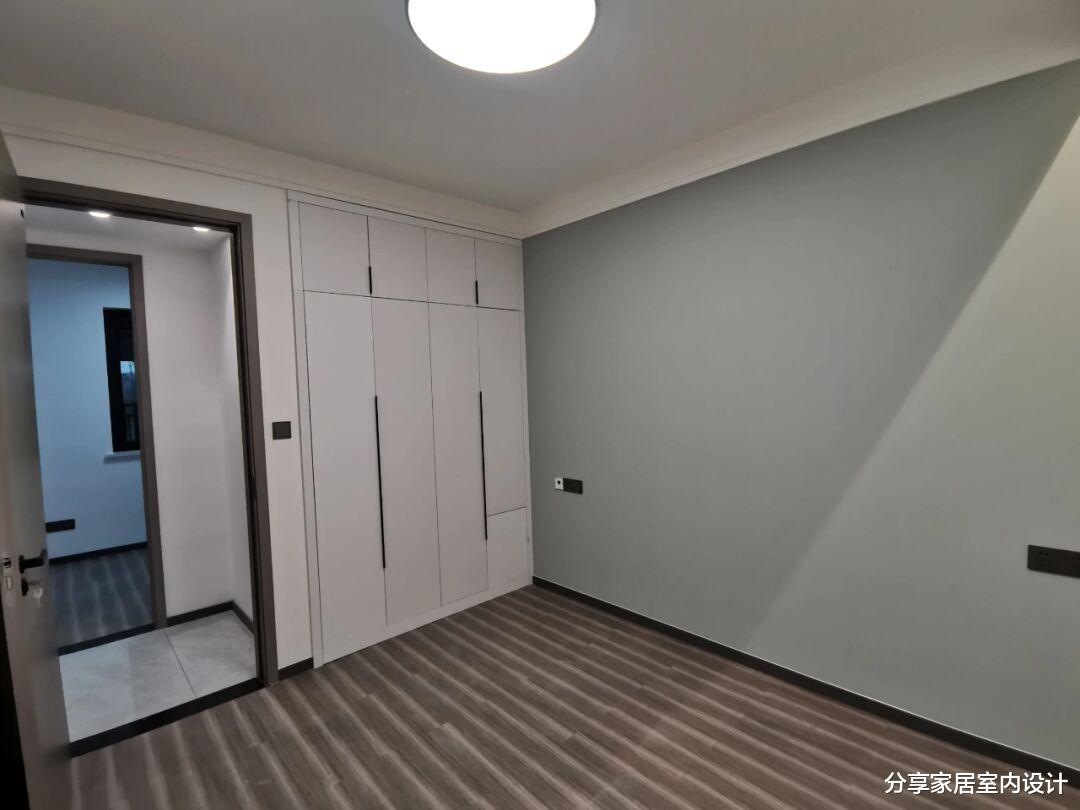 普通人家的装修，不做电视墙，设计嵌入式的衣柜非常实用！