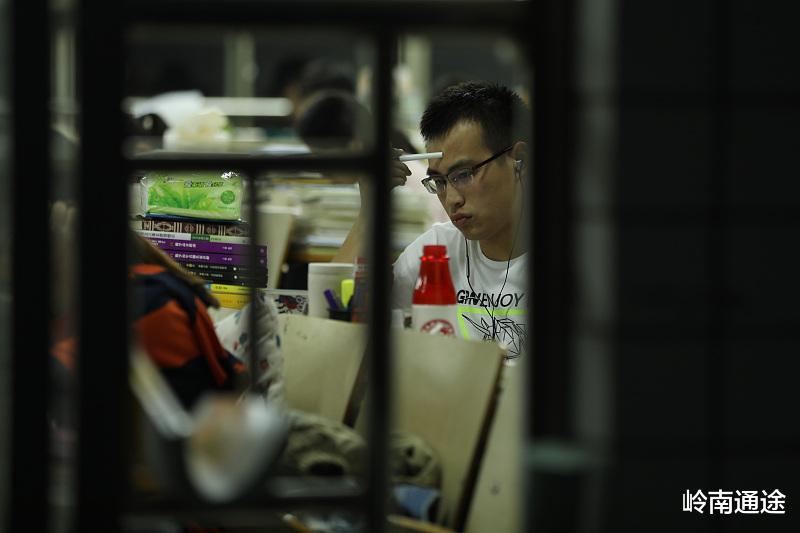 硕士研究生|研究生毕业再考公务员怎么样?考虑这几点,继续读博是更好的机会