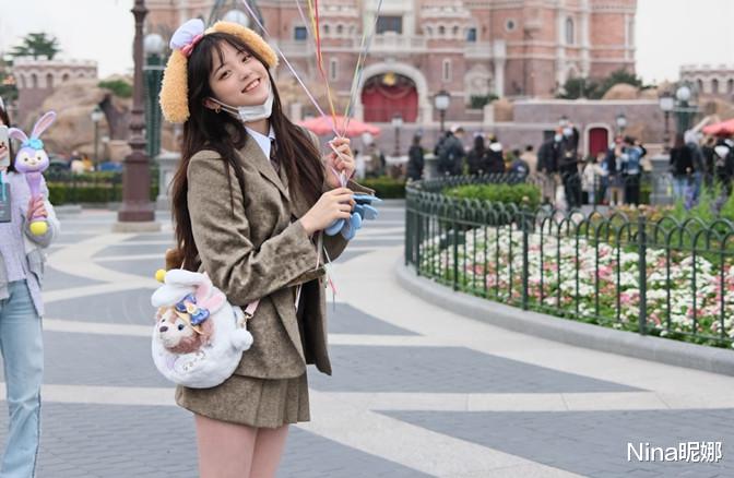 衰老|欧阳娜娜重“头”开始大变样,穿5000衬衫走机场,首次剪齐耳短发美极了