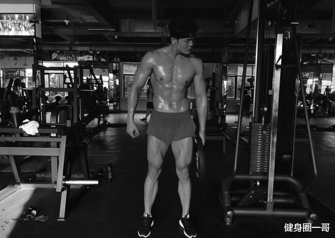 健身圈一哥 188cm身高大长腿，每天挥汗如雨撸铁，雕刻出霸气胸肌健壮麒麟臂！