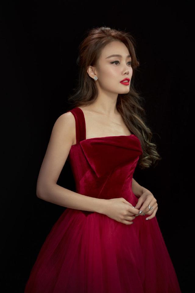 眼影|容祖儿美上央视，穿红丝绒纱裙优雅贵气，却被眼影抢了风头