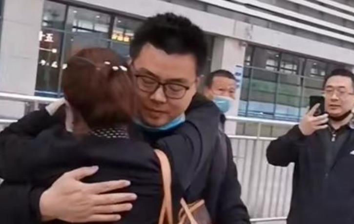 冬至|每逢佳节倍思亲!老战友陪许妈姚爸过冬至,要是姚威也在就好了