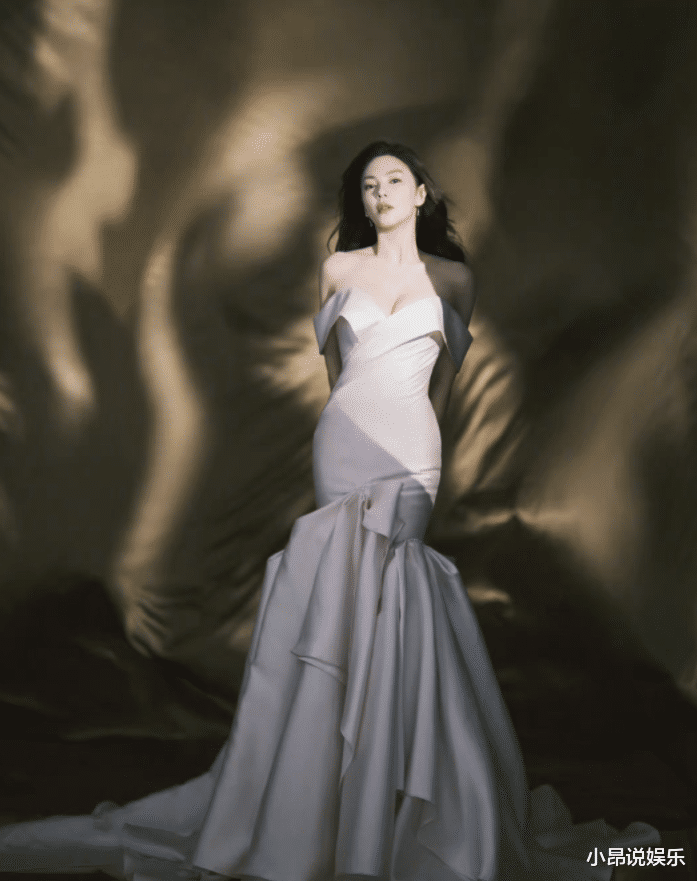 张雨绮 张雨绮晒短发自拍，水光妆容满脸泛光，自称从业以来最短发型