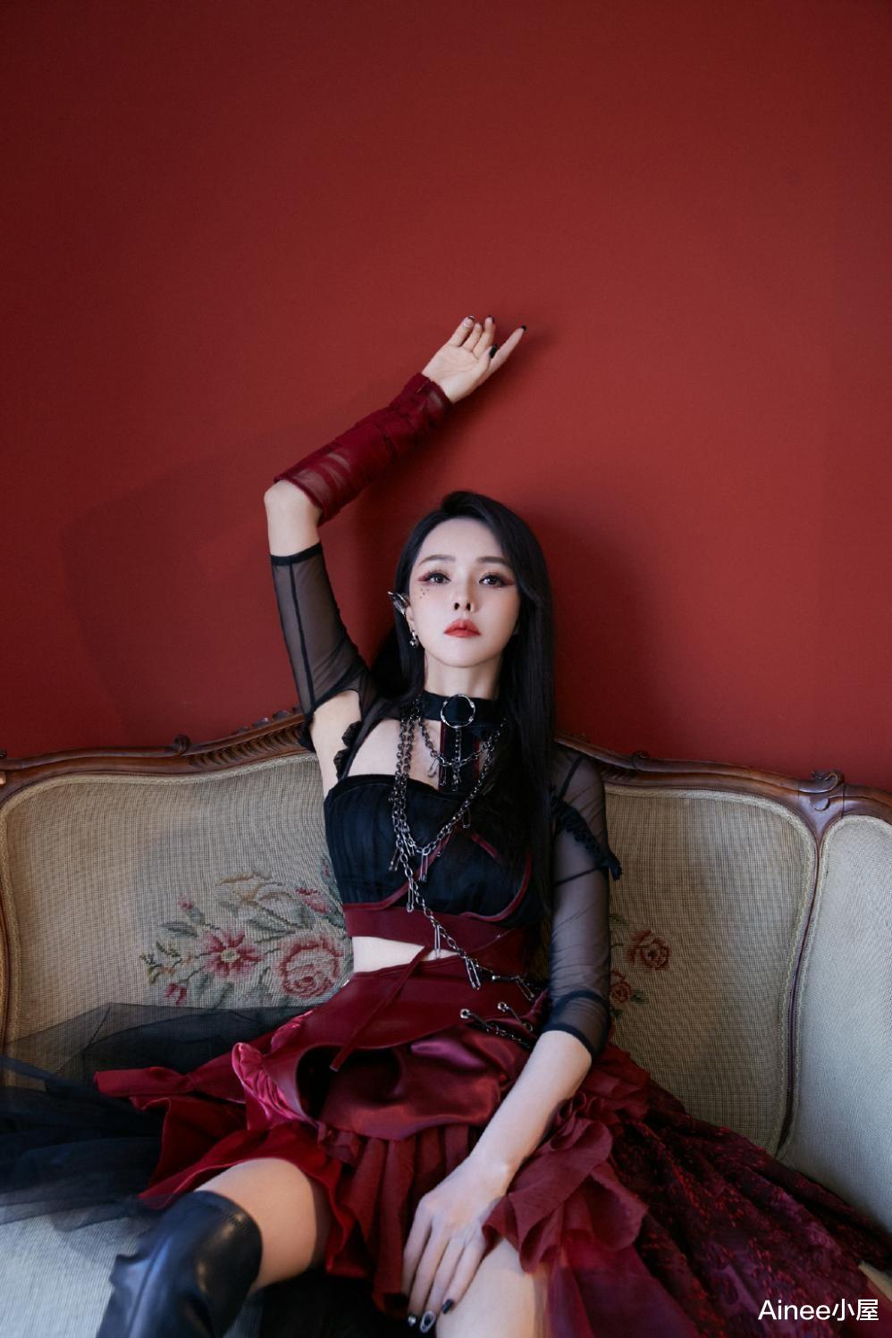 Ainee小屋|伊能静居然是60后，妖娆妆容穿个性连衣裙，说是女团也没违和感