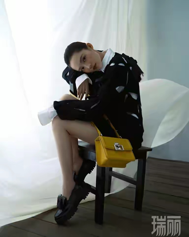 顾全心|李沁太绝了,时尚气场爆棚,各种风格都能手到擒来