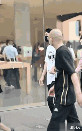 王思聪|王思聪罕和堂妹逛街，表妹满身大牌五官扁平，镜头前遮挡太不自信