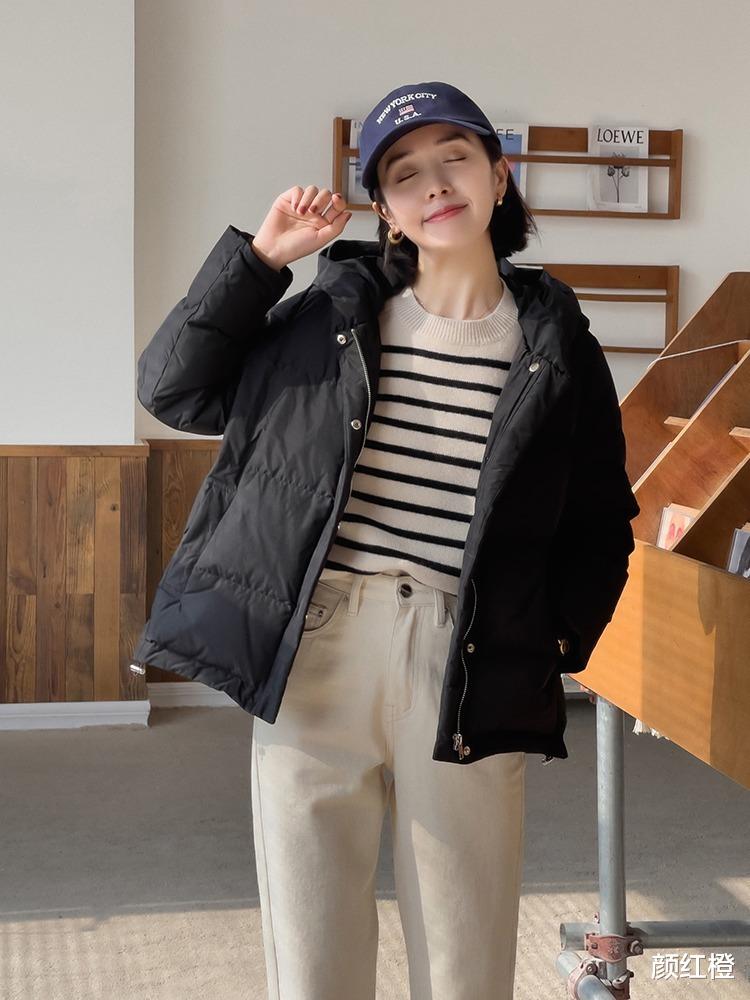 颜红橙 秋冬想要穿得保暖又时尚，用羽绒服搭配牛仔裤或半身裙，高级洋气