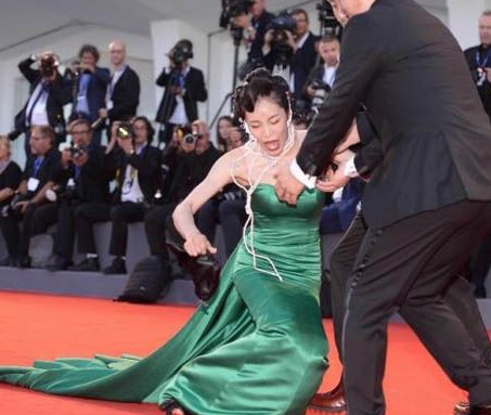 邓文迪|李菲儿走秀现场意外摔倒！单膝跪地防止走光，躲男主持怀里太害羞