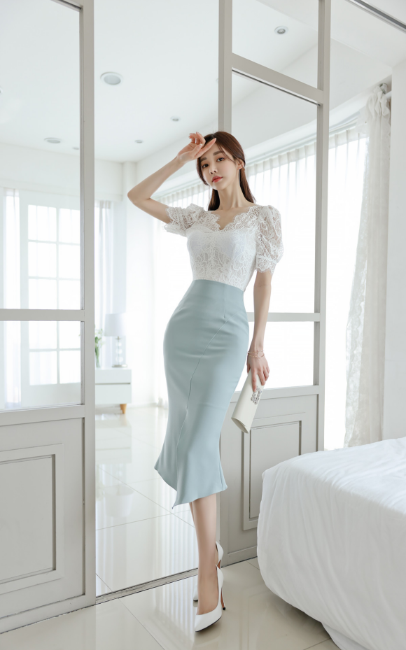 壹品穿搭|女神孙允珠的时尚搭配:冰淇淋梦幻炫蓝暮春花雕衣裙