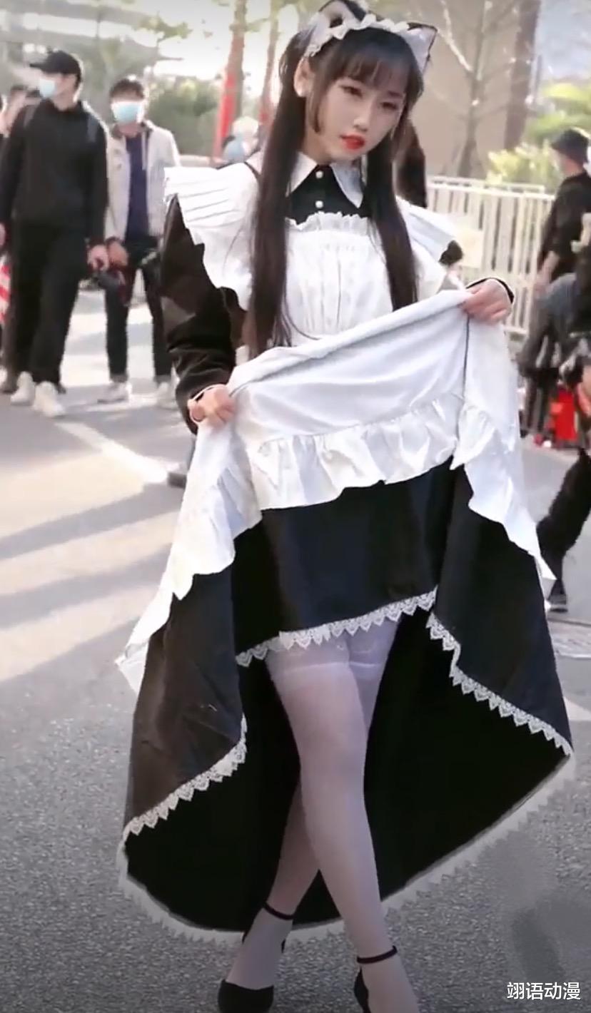 穿衣搭配|妈妈带孩子晒自己，Coser瞎操作，穿衣风格开放也被骂？