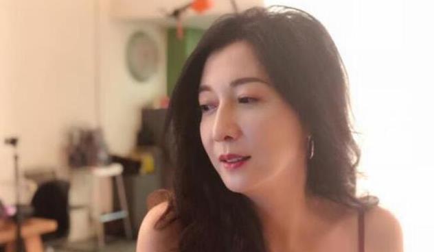 吴绮莉|吴绮莉一生有多悲哀，生下女儿逼婚成龙遭抛弃，事业精神备受摧残